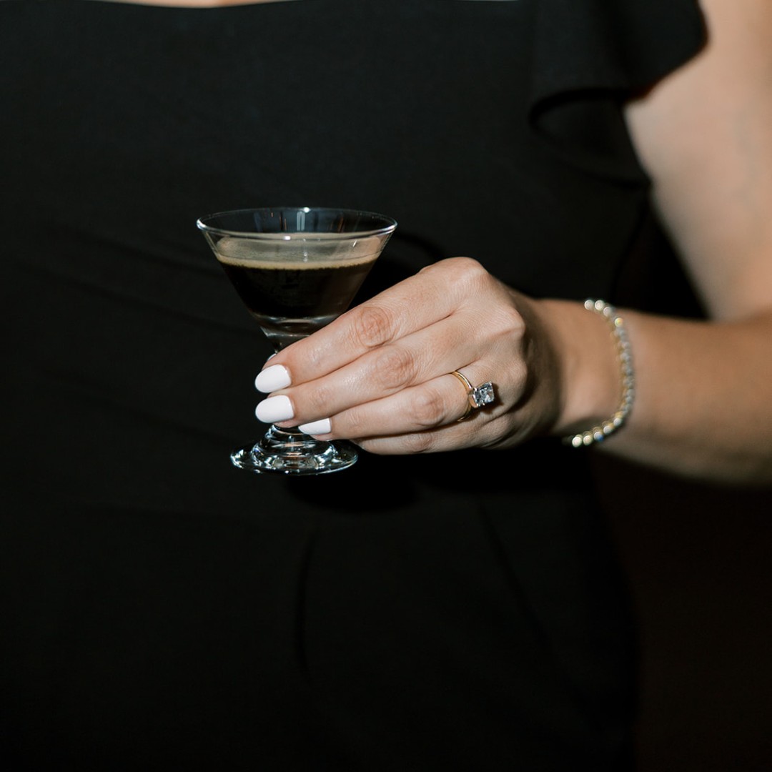 Allow us to introduce you to the perfect addition to your afterglow: mini espresso martinis. The perfect pick-me-up to keep the celebration going strong all night long!

📸: @samantharicephotography