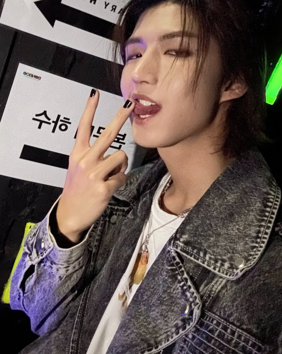 PLENATENEBRIS's tweet image. someone said my fingers were too long I just said, "bitch I'm a guitarist"