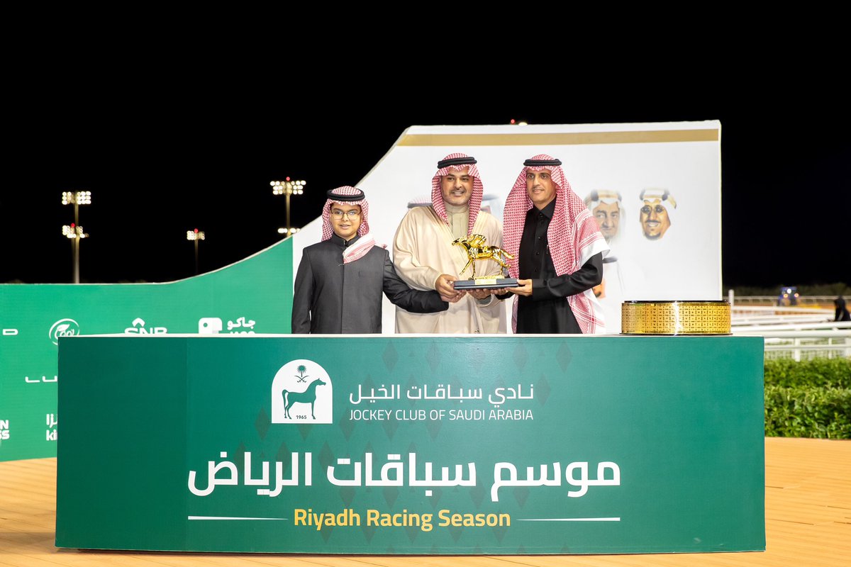 الشوط السادس - الحفل 74 

برعاية كينزا @kinzabev🥇

 سعادة الأستاذ خالد العشري المشرف العام على المراسم في نادي سباقات الخيل يقدم الجائزة للأستاذ طلال بن شريم 

الجواد الفائز : فال خير 🏇
المالك : ابناء الملك عبدالله بن عبدالعزيز 

ألف مبروك 👏🤩