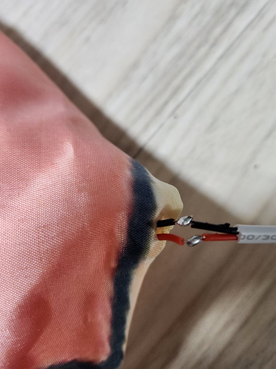 sss1sss22's tweet image. 금일수리사항
끊긴전선

땜질완료

이후 글루건과 덕테이프로 보강까지끝