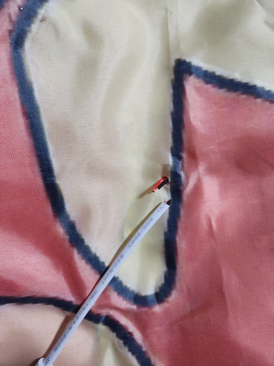 sss1sss22's tweet image. 금일수리사항
끊긴전선

땜질완료

이후 글루건과 덕테이프로 보강까지끝