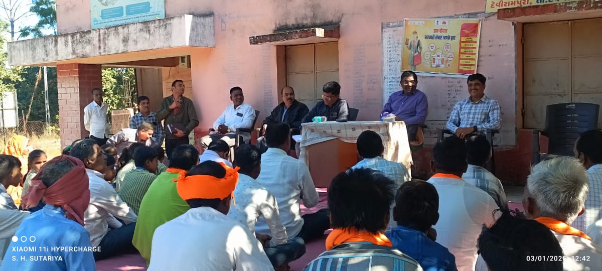 આજરોજ મોજે દેવીરામપુરા તા દેવગઢ બારીઆ ખાતે ઉપસ્થિત ગામ લોકો સાથે ગામના પ્રશ્નોની ચર્ચા કરી હાજર અધિકારીઓને જરુરી સુચનાઓ આપી. <a href="/CMOGuj/">CMO Gujarat</a> <a href="/JayantiRavi/">Jayanti Ravi</a> <a href="/revenuegujarat/">Revenue Dep. Gujarat</a>