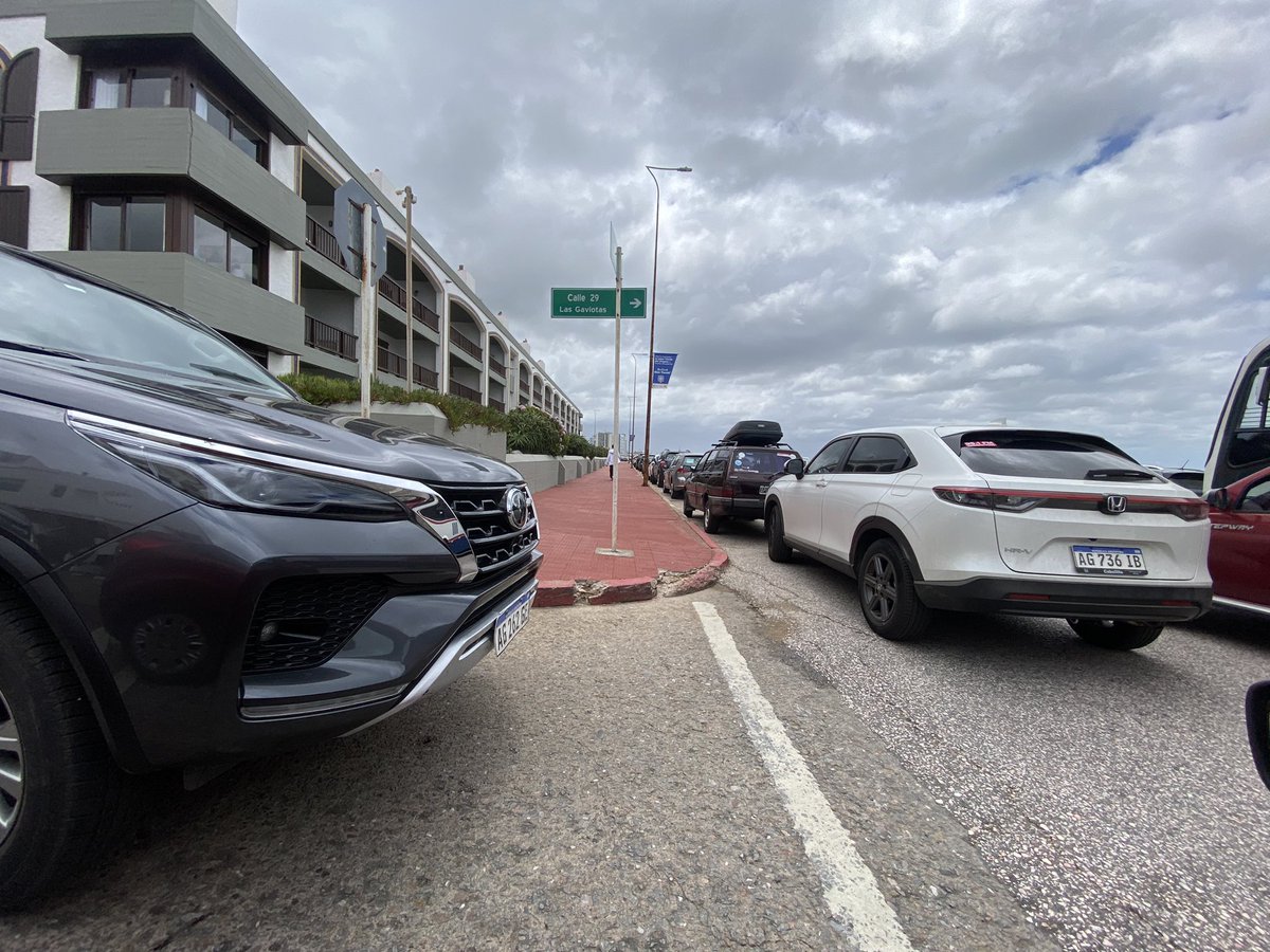 califontes's tweet photo. @emekavoces  #transito #puntadeleste  Estaciona como se te cante. Calle 29 y Rambla Brava, frente al emir… 3 vehículos mal estacionados en la misma esquina. Pero están multando en Gorlero. @puntamunicipio https://t.co/FsReWA2NYn