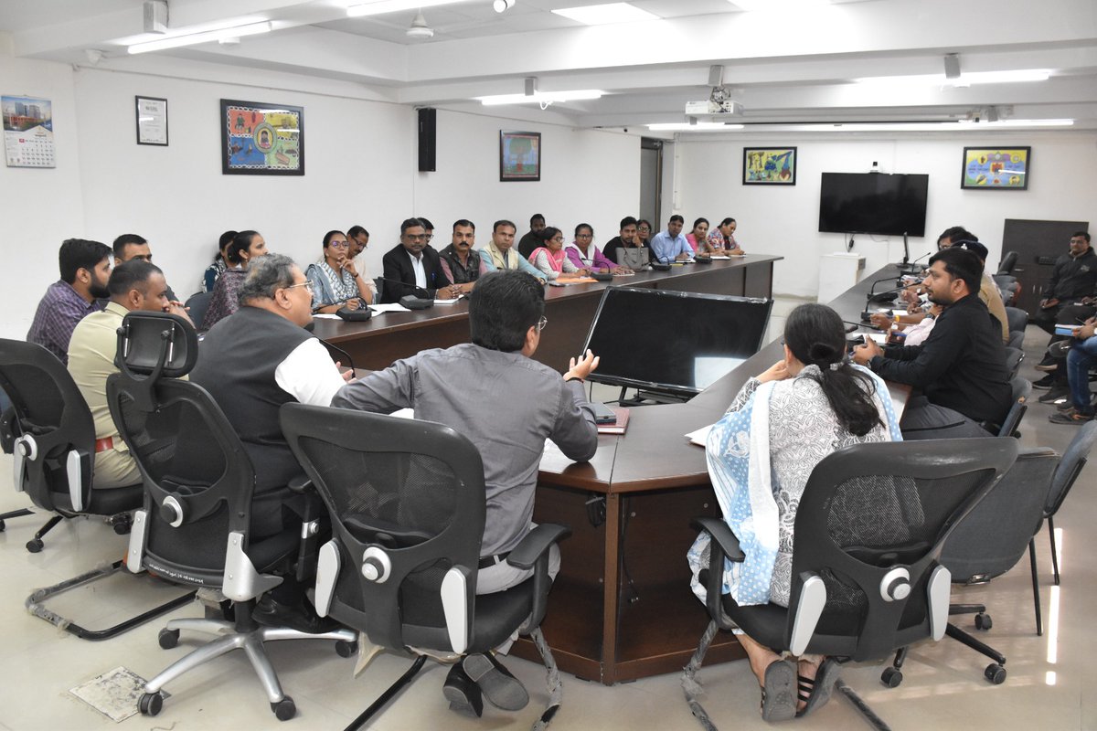CollectorGnr's tweet photo. *ગાંધીનગર જિલ્લા કક્ષાના પ્રજાસત્તાક પર્વની ઉજવણી આ વર્ષે રામકથા મેદાન ખાતે યોજાશે*
.......
*રજા છે અને નહીં જઈએ તો ચાલશે! એવું નહીં વિચારતા દેશ પ્રત્યે પોતાની લાગણી અને પ્રેમ દર્શાવવા સૌ અધિકારી કર્મચારીઓને સહ પરિવાર દેશભક્તિના મહાપર્વમાં હાજર રહેવા કલેકટરશ્રીનો અનુરોધ*
.‌.......
ગાંધીનગર, ૦૩- જાન્યુઆરી

ગાંધીનગર કલેકટરશ્રી મેહુલ કે. દવેની અધ્યક્ષતામાં જિલ્લા કક્ષાના પ્રજાસત્તાક પર્વની ઉજવણી અંતર્ગત આયોજન બેઠક મળી હતી. જેમાં આ વર્ષે ગાંધીનગર સેક્ટર- 11 રામકથા મેદાન ખાતે યોજાનાર પ્રજાસત્તાક પર્વની ઉજવણીને સવિશેષ બનાવવા પર ભાર મુકતા કલેક્ટરશ્રીએ ઉપસ્થિત તમામ અધિકારીઓને જરૂરી સૂચન કર્યું હતું. 

બેઠક અંતર્ગત કલેકટરશ્રી એ ઉમેર્યું હતું કે, સુંદર આયોજન સાથે માત્ર અને માત્ર દેશભક્તિના રંગો વિખેરાઈ તેવું આયોજન કરવાનું છે. તેમાં દેશ કે રાષ્ટ્રીય ચિન્હોની મર્યાદા ભંગ ન થાય તેની તકેદારી રાખવા પણ ખાસ સૂચન કર્યું હતું. સાથે સાથે જે સાંસ્કૃતિક કાર્યક્રમની પ્રસ્તુતિ કરવામાં આવે તેમાં પણ માત્ર અને માત્ર દેશભક્તિ છલકે તેવી કૃતિ પસંદગી પર ભાર મૂકવા જણાવ્યું હતું.

ઉપરાંત કલેક્ટરશ્રીએ ઉપસ્થિત સર્વેને દેશભક્તિના આ મહાપર્મમાં હર્ષભેર સામેલ થવા પણ અનુરોધ કર્યો હતો. 'રજા છે અને નહીં જઈએ તો ચાલશે! એવું નહીં વિચારતા દેશ પ્રત્યે પોતાની લાગણી અને પ્રેમ દર્શાવવા સૌ અધિકારી કર્મચારીઓએ સહ પરિવાર આ મહાપર્વમાં હાજર રહેવા જણાવ્યું હતું.'

આ બેઠકમાં ઉપસ્થિત જવાબદાર અધિકારીઓ સાથે પરેડ, ટેબ્લોના વિષય, સાંસ્કૃતિક કાર્યક્રમો તથા સુશોભન જેવી અન્ય વ્યવસ્થાઓ અંગે પણ ચર્ચા કરી સારામાં સારું આયોજન થાય તે હેતુથી જરૂરી માર્ગદર્શન પણ કલેક્ટરશ્રી દ્વારા આપવામાં આવ્યું હતું. 

આ આયોજન બેઠકમાં જિલ્લા પોલીસ અધિક્ષક શ્રી રવિ તેજા વાસમશેટ્ટી, અધિક નિવાસી કલેકટરશ્રી દિગંત બ્રહ્મભટ્ટ, ગાંધીનગર મામલતદાર શ્રી પાર્થ કોટડીયા, તાલુકા વિકાસ અધિકારી શ્રી મલય ભુવા સહિત અધિકારીઓ અને કર્મચારીઓ ઉપસ્થિત રહ્યા હતા.@AmitShah @CMOGuj @InfoGujarat @revenuegujarat @JayantiRavi @sanghaviharsh
