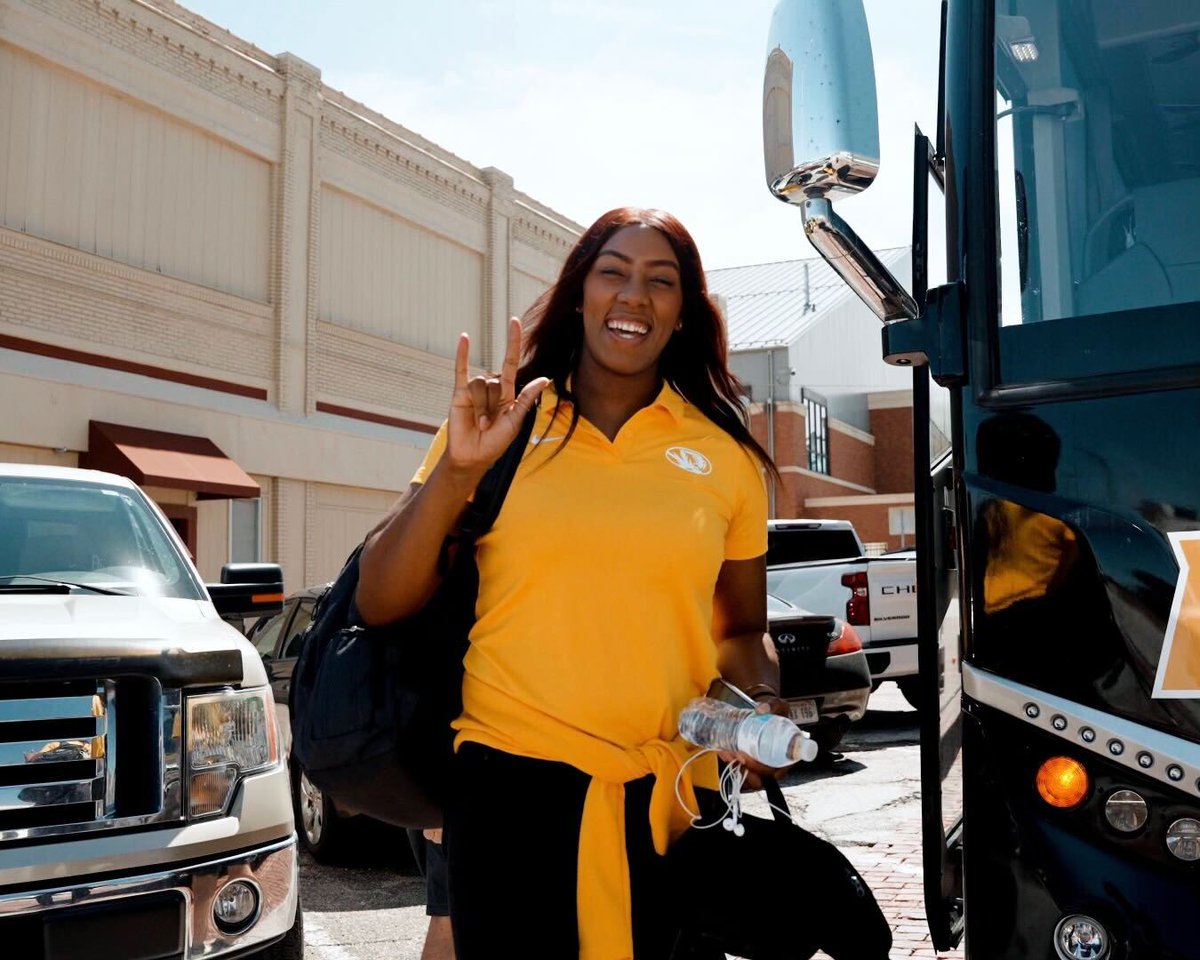 Happy Birthday to Defensive Coordinator/Recruiting Coordinator Arielle Wilson!!! 🎂🥳

#MIZ 🐯🏐
