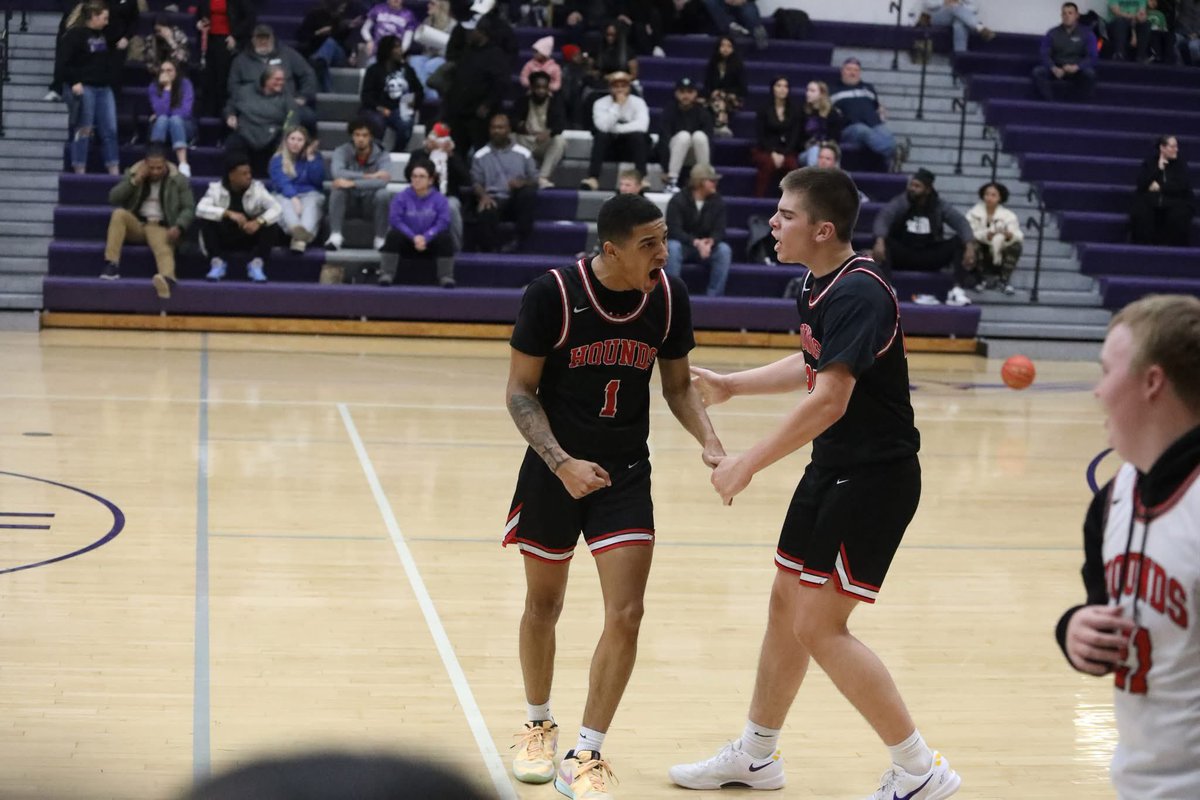🚨 January 3 🚨
📍Washington High School📍
🕖 JV 4:45 
🕖 Fresh/Soph 6:00
🕖  Varsity 7:30PM
🏀 Fort Madison vs Washington