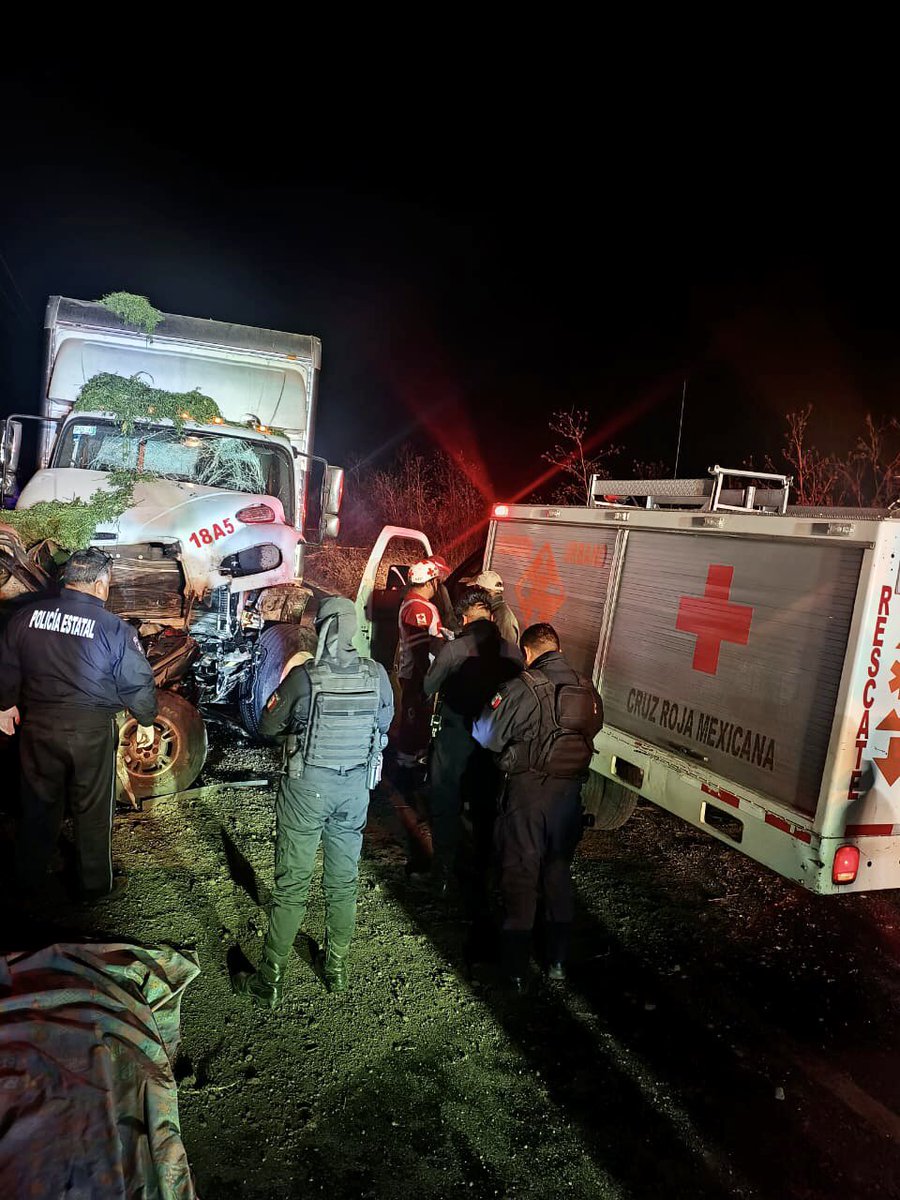CRMSanMartinTex's tweet photo. 🚑🚨 La noche de ayer personal de #Socorros de CRM San Martín Texmelucan especializados en #RescateUrbano atiendieron una colisión entre un tractocamión y una camioneta particular sobre la carretera San Andrés Calpan (Km. 08+00). https://t.co/ESe5pcSYKZ