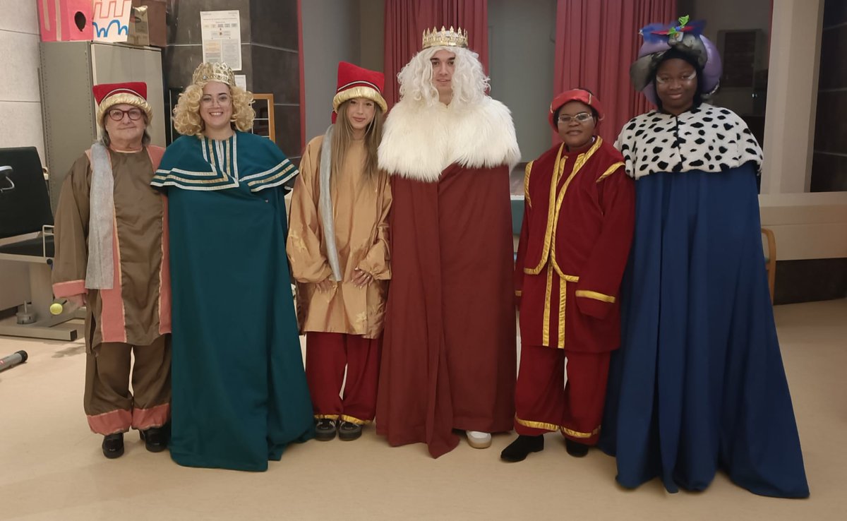 CentreMariaGay's tweet photo. Visita dels Reis Mags d'orient al Centre, amb molts regals! 🎁👑 #ReisMags #Girona https://t.co/xjpowKIcKI
