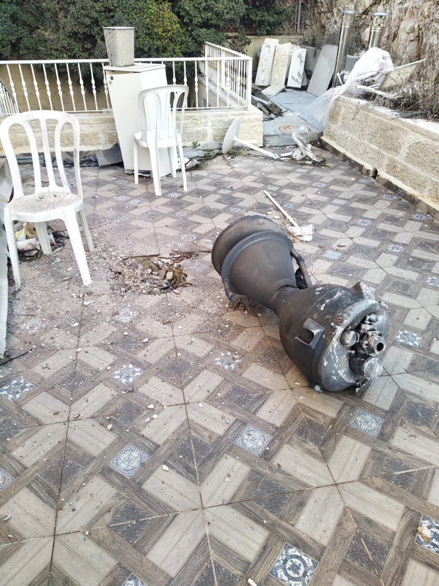 Swnyasalh55555's tweet image. 🔴صواريخ الحوثي اللي يطلقها على تل ابيب
المداعه حق جدي لحمها مع المتفل واطلق
.
بالله عليكم هذا شكل صاروخ فرط خرطي؟؟؟؟؟؟
.
#بشار_الأسد 
#INDvsAUS 
#دمشق