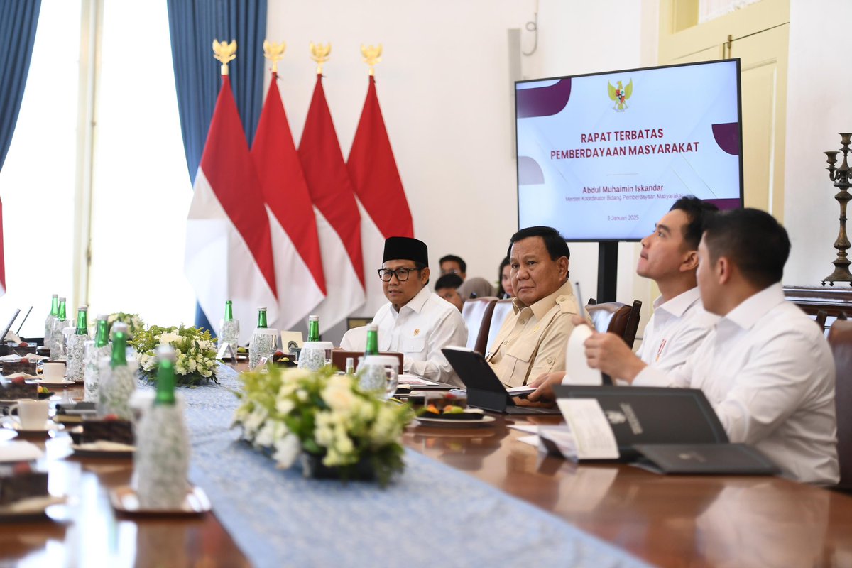 cakimiNOW's tweet image. Rapat bersama Bapak Presiden @prabowo dan enam menteri di bawah Kementerian Koordinator Pemberdayaan Masyarakat.

Kami membahas isu dan program-program strategis pemberdayaan masyarakat seperti data tunggal sosial ekonomi, graduasi masyarakat miskin, hingga akses pendanaan bagi