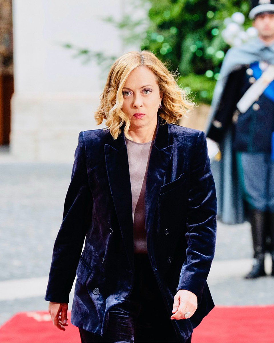 GiorgiaMeloni's tweet image. Vado fiera dei dati sull'economia. Abbiamo il tasso di occupazione più alto dalla Spedizione dei Mille e il tasso di disoccupazione più basso da quando è stato lanciato il primo iPhone. Gli ultimi dati Istat relativi al terzo trimestre 2024 hanno confermato questa tendenza, e ci…