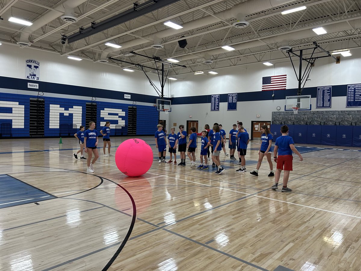 PrincipalTicha's tweet photo. Exposure to new things, cultures and ideas has always been a great educational tool, and Kin-ball is probably the most fun activity that our jr high students have never heard of!!! https://t.co/m5wWEH90mg