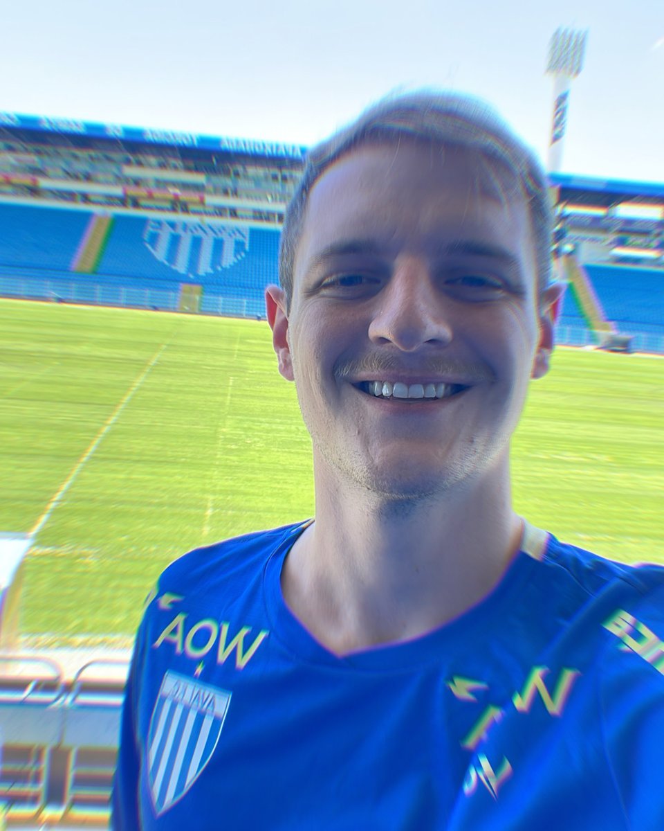 "O escudo de um time de futebol fica no lado esquerdo da camisa para indicar que está no coração", que honra poder vestir a mais pesada camisa de Santa Catarina. Com enorme satisfação, inicio os trabalhos na assessoria de imprensa do Avaí Futebol Clube. É o time da RAÇA!!! 🦁💙