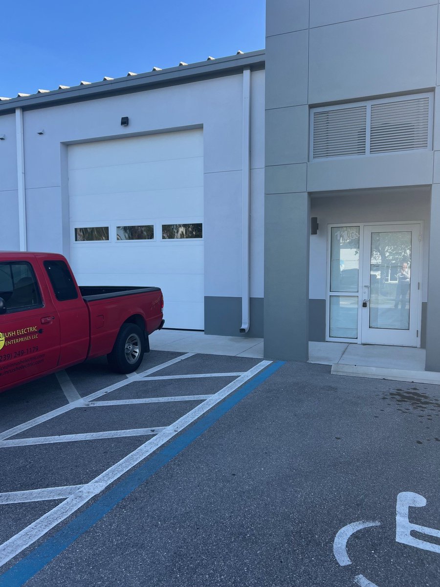 realty_bartley's tweet photo. Your Dream Flex Space Awaits!
Rarely Available 1,500 SF Tollhouse Industrial Suite For Lease in Naples, FL!
Text me at [239-784-3283] for more details.
#Naples #FlexSpace #Industrial #CommercialRealEstate #BusinessSpace #WarehouseSpace #InvestmentOpportunity #BartleyRealty https://t.co/fwRlqVAv5h