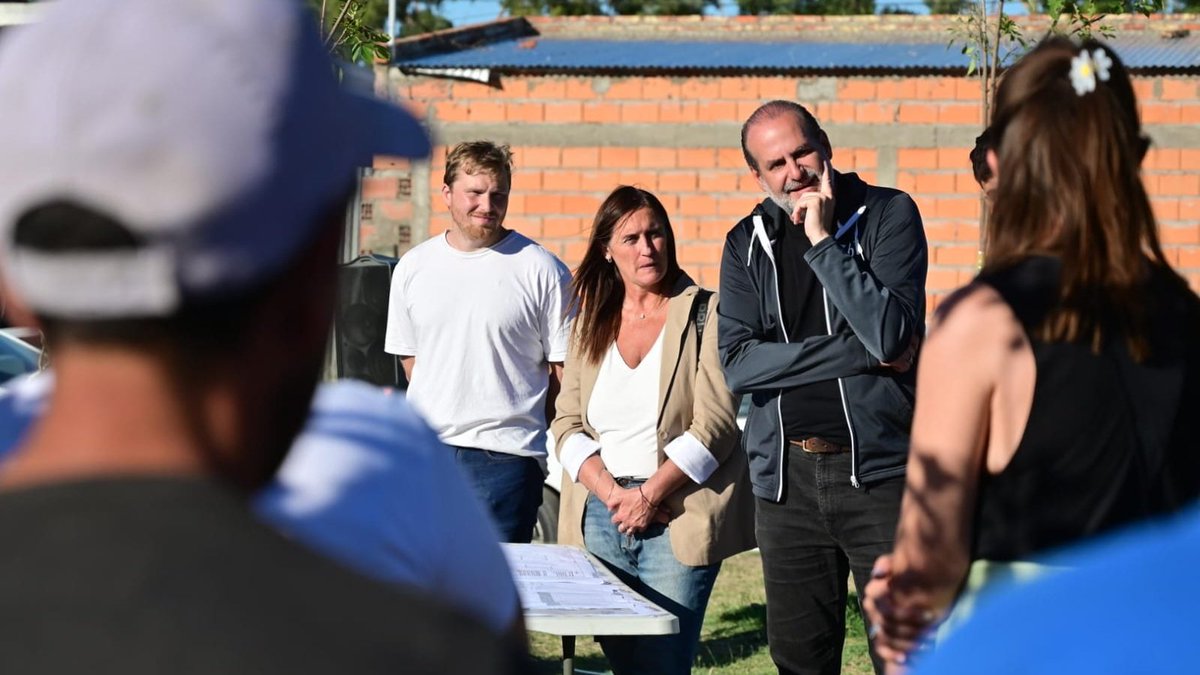 Escuchar, planificar, gestionar. 

Volvimos a Más Barrios para escuchar nuevamente las prioridades de los vecinos y compartir con ellos los avances de diversos proyectos de infraestructura en los que estamos avanzando, luego del diagnóstico inicial realizado por ellos mismos.