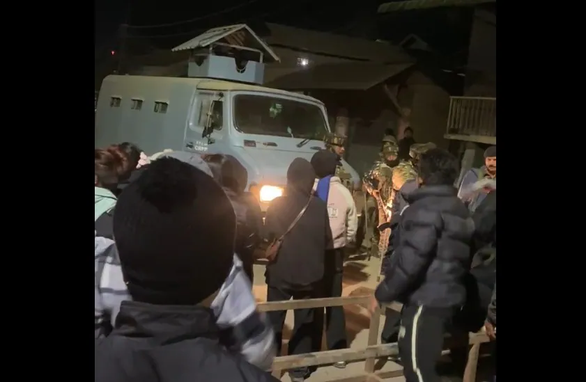 #BREAKING | Protesters Clash With Security Forces In Fresh Manipur Flare-Up, Armed Groups Come Out On Roads With Automatic Weapons ndtv.com/india-news/pro…
