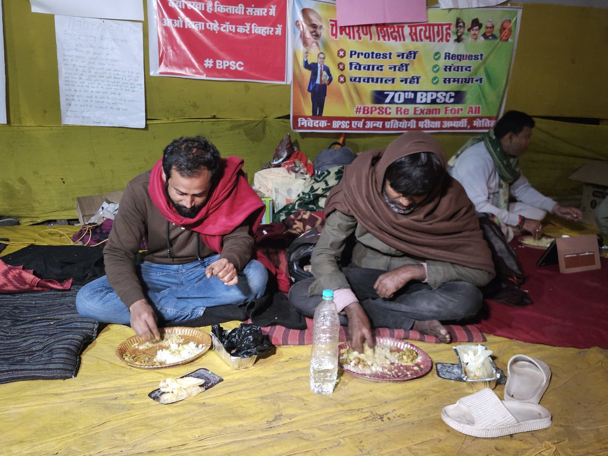 3 जनवरी, गर्दनीबाग 
भीड़ गांधी मैदान चली गई है... लेकिन ये लड़के कह रहे कि आंदोलन गर्दनीबाग से शुरू हुआ था... जगह छोड़कर नहीं जा सकते.

#BPSC70th #BPSCProtest #BPSCStudentsProtest #bpsc