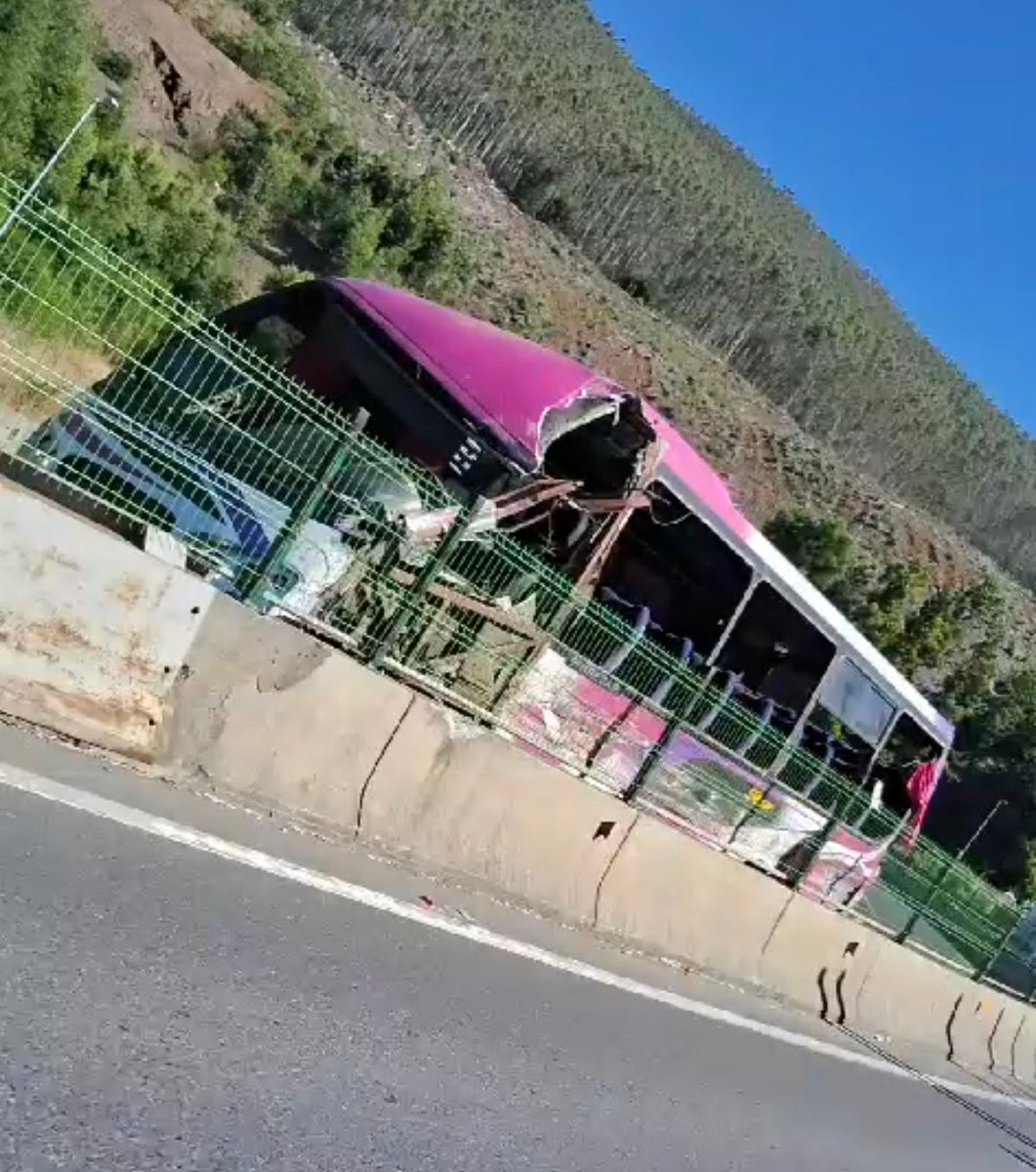 INF0SCHILE's tweet image. ⚠️#Ruta160 Sector #Chivilingo, Choque de #Microbus con Barreras, Dejó 3 Fallecidos 11 Lesionados.
