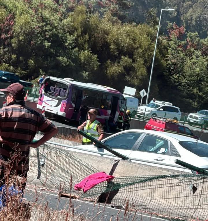 INF0SCHILE's tweet image. ⚠️#Ruta160 Sector #Chivilingo, Choque de #Microbus con Barreras, Dejó 3 Fallecidos 11 Lesionados.