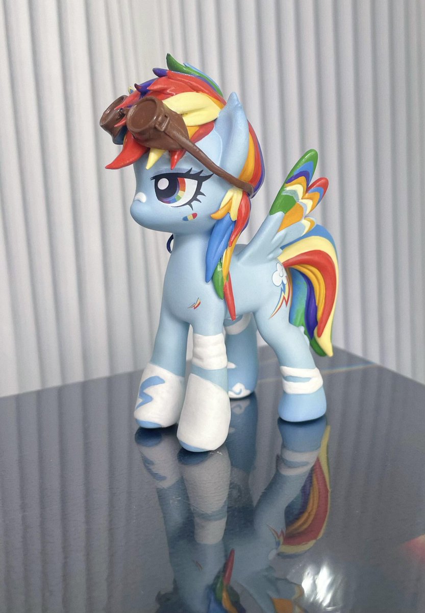 この虹色のポニーはとてもきれいです。何の種なのか分かりません #馬