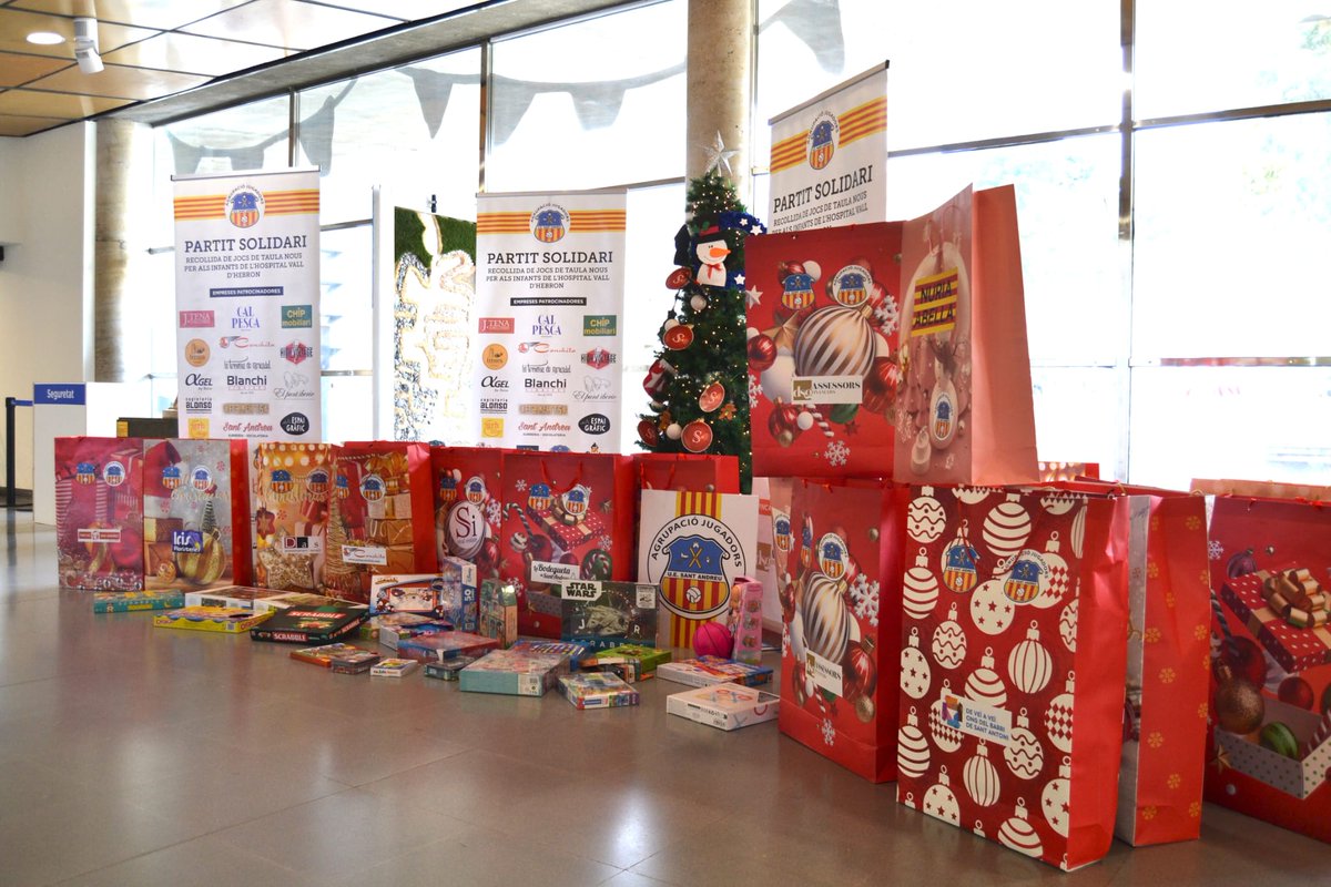 🎁 Hem lliurat les joguines recollides durant l'homenatge a Jaume Creixell i la jornada solidària al Narcís Sala organitzada per l'<a href="/aj_uesa/">Agrupació Jugadors UE. Sant Andreu</a> a la <a href="/vallhebron/">Vall d'Hebron</a> per als infants ingressats al centre.