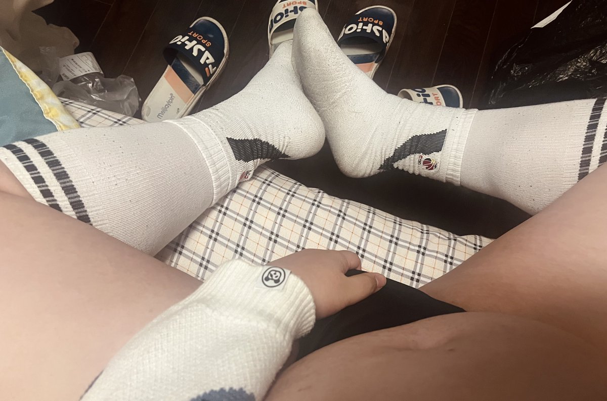 🎉🎉🎉4.3w粉的福利就定为原味白袜吧！谢谢大家的支持🥰原味为付邮送，转发➕评论➕点赞这条帖子，抽6位幸运的宝宝哦，只要付邮费即可（可选要穿多少天，截至到1月10日哦,喜欢的可以多多参与w）😘