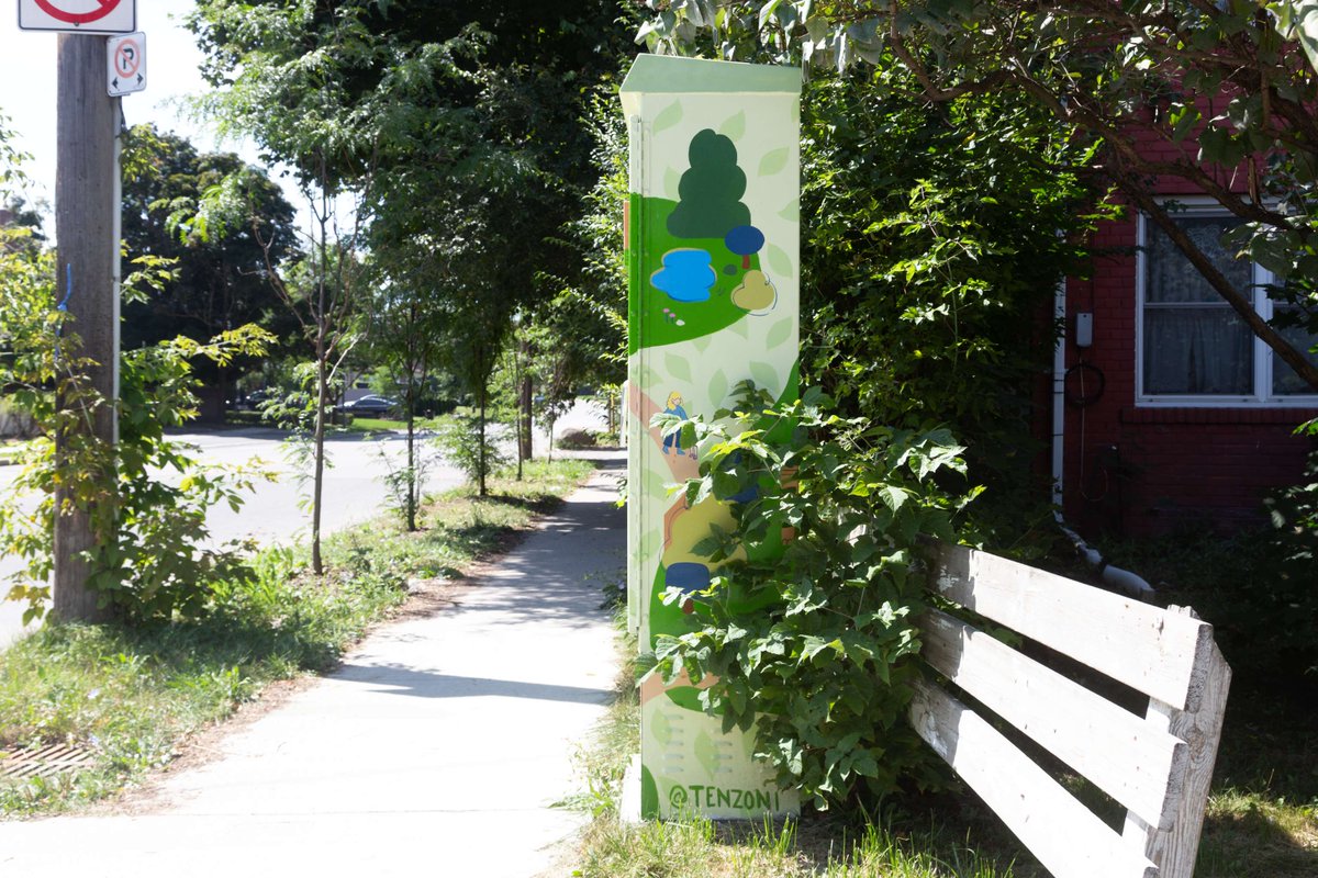 This #OutsideTheBox2024 Mural was painted by Tenzin Tsering, a Tibetan-Filipino Illustrator based in Toronto, Canada. This work highlights the movement of the city of Toronto and touches on themes of Diversity, Mobility, and the Environment.

📍BATHURST &amp; PRINCE CHARLES