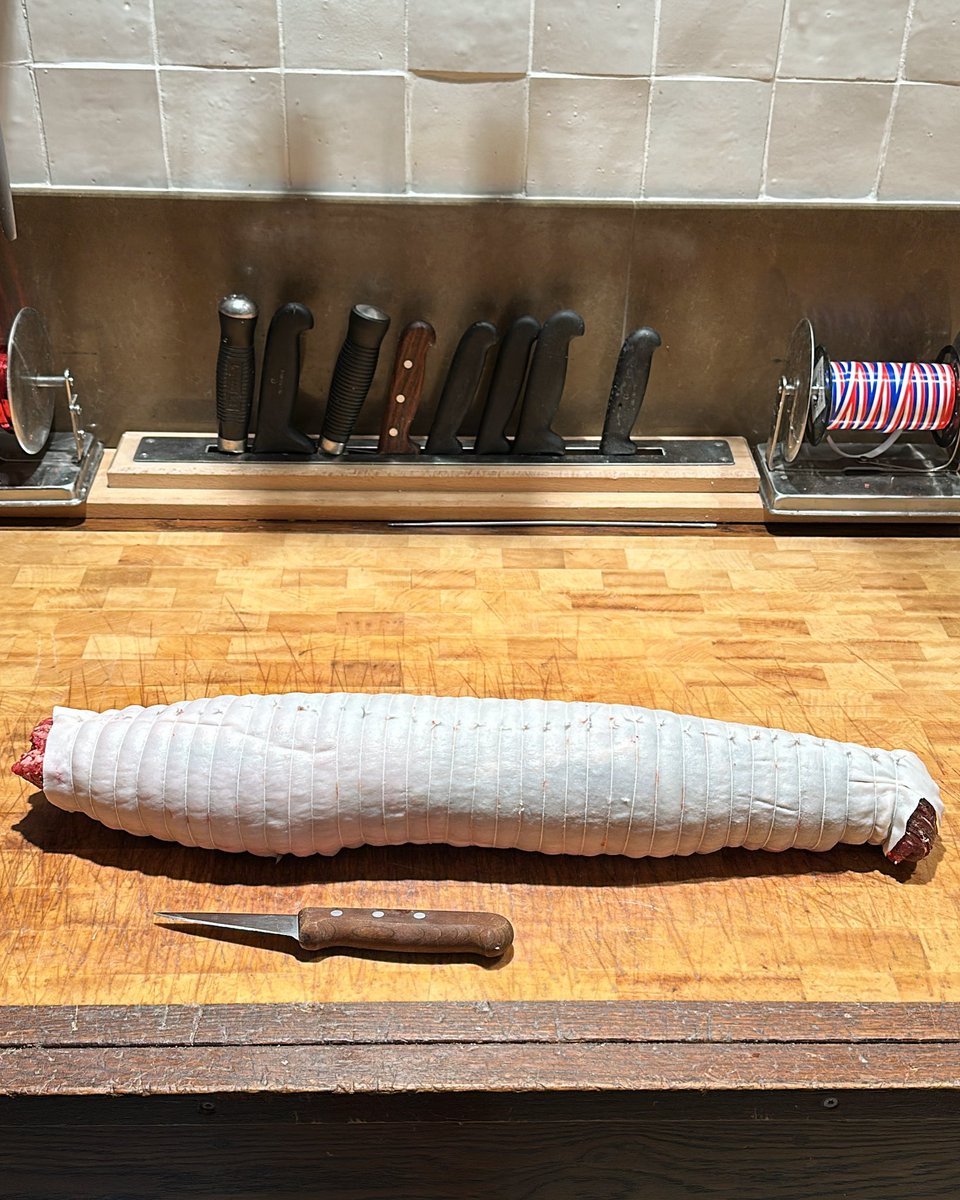 Langlai73410097's tweet image. Filet tournedos, 
Ficelé comme il faut .
Par notre douce Clarissa,
Qui met du cœur ♥️ 
A son ouvrage
 #filet #boeuf #filetmignon #beef #meatlovers #boucherie #artisanat #мяснаялавка #精肉店 #regalade #bouchère #jaimemonmetier
#france #paris #artisanat #madeinfrance #🇫🇷 #フランス