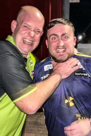 Stephen R Power (@racingblogger) on Twitter photo 🎯 IF LUKE LITTLER or MICHAEL VAN GERWEN THROW A NINE DART FINISH In the FINAL at Ally Pally: 😍
I'll give £100 CASH to One of YOU Lucky People Tonight! 🍻 💷
To Enter: 👇
1️⃣ RT This Tweet
2️⃣ Like This Tweet
3️⃣ Follow <a href="/racingblogger/">Stephen R Power</a>
GOOD LUCK EVERYONE 💷
#WCDarts #Win 🎯 IF LUKE LITTLER or MICHAEL VAN GERWEN THROW A NINE DART FINISH In the FINAL at Ally Pally: 😍
I'll give £100 CASH to One of YOU Lucky People Tonight! 🍻 💷
To Enter: 👇
1️⃣ RT This Tweet
2️⃣ Like This Tweet
3️⃣ Follow <a href="/racingblogger/">Stephen R Power</a>
GOOD LUCK EVERYONE 💷
#WCDarts #Win
