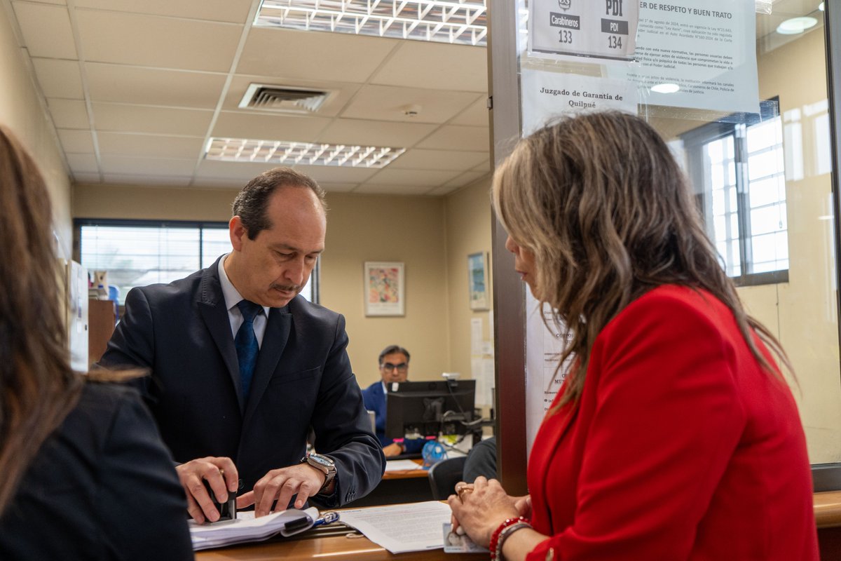 portalesfm's tweet photo. *Alcaldesa de Quilpué presenta querella criminal por déficit de casi $5 mil millones en la Corporación Municipal*

Carolina Corti, indicó que se imputan los posibles delitos de fraude al fisco, malversación de fondos públicos y falsificación de instrumento público, entre otros, en contra de todos los que resulten responsables.

La Municipalidad de Quilpué realizó una auditoría interna en la Corporación Municipal, que implicó revisar la documentación contable y financiera de la CMQ, de los últimos tres años y con esto se logró determinar el real panorama financiero y contable de la Corporación, “el cual es, a lo menos, desolador”, señaló la autoridad.

Al 12 de diciembre de 2024, la Corporación Municipal de Quilpué, compuesta por las áreas de Salud y Educación, registra un déficit (aproximado y potencialmente al alza) de $4.687.349.303. Este déficit se debería al pago millonario que recibieron trabajadores sin contrato, es decir, ´trabajadores fantasmas´. A esto, se suma el pago de horas no trabajadas a ciertos funcionarios.

Entre la larga lista de potenciales implicados, se identifica un enfermero del SAR que no tiene registro de su asistencia y contratación, éste habría recibido más de $24 millones. En total son 47 los trabajadores cuestionados, 8 de ellos corresponden a funcionarios activos de la Corporación Municipal de Quilpué, pero sin funciones relacionadas al pago realizado. Otros 25 trabajadores recibían el pago de horas no trabajadas.

“Esto no sólo sería constitutivo de delito, me parece dramático. Acá se habrían usado indebidamente recursos públicos destinados a mejorar la calidad de vida de los vecinos. Son conocidos todos los problemas que presenta la comuna en esta materia, en falta de infraestructura, falta de especialistas”, explicó Carolina Corti.

“Como alcaldesa estoy en la obligación de presentar esta querella y solicitar a la justicia que investigue detenidamente cada arista de esta eventual defraudación, si hubo o no una orquestación para malversar recursos del estado. En definitiva, requerimos una investigación a fondo porque con los recursos públicos no se juega”, sentenció la Alcaldesa.

Otra de las causas que se investiga es “la presunción de malversación de fondos provenientes de proyectos adjudicados por el Ministerio de Educación, cuyo monto asciende a $1.116.321.640. Así, también, los recursos públicos transferidos desde la cuenta de Salud a Educación, que alcanza a $1.351.288.618, desconociendo con exactitud el destino de dichos fondos y su justificación”, detalla la querella presentada.

La Alcaldesa Corti, finalizó haciendo énfasis en la transparencia y probidad que toda autoridad o funcionario público debiera tener. “A mi llegada dije que la transparencia en la gestión y la probidad son los valores más importantes para una buena administración, esto es simplemente un desde. No se trata sólo de estar en terreno y cortar cintas, sino que debemos ordenar la casa y en eso estamos”.

Por su parte, la Directora Jurídico de la Municipalidad, Ximena Olivares, explicó que  “Luego de la investigación realizada por la Corporación se han detectado hechos que podrían constituir delitos, tales como, malversación de fondos públicos por distracción, fraude al fisco, utilización de fondos en situaciones distintas para las cuales están destinados, algún tipo de concertación destinada a producir estas situaciones fraudulentas y, por otra parte, una tendencia permanente a generar situaciones de apropiación indebida de fondos como lo es, por ejemplo, la retención de impuestos de trabajadores que no fueron enteradas, retención de pagos de cajas de compensación u otro tipo de obligaciones que tampoco fueron enteradas y que finalmente constituyen una apropiación indebida de fondos”.

La querella criminal va dirigida al ex Secretario General, al ex Director de Finanzas de CMQ, y a todos quienes resulten responsables.