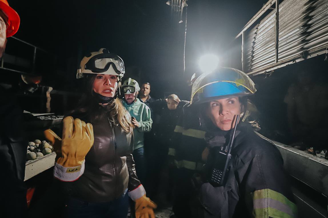 VeroDelgadilloG's tweet photo. Todo mi reconocimiento a las y los miembros de @PCYBOMGDL y de la @PoliciaGDL por su pronta reacción, valentía y heroísmo para contener el incendio registrado anoche en el Mercado Plutarco Elías Calles.

A las y los locatarios les reitero que cuentan conmigo y el @GuadalajaraGob en cada paso que viene.