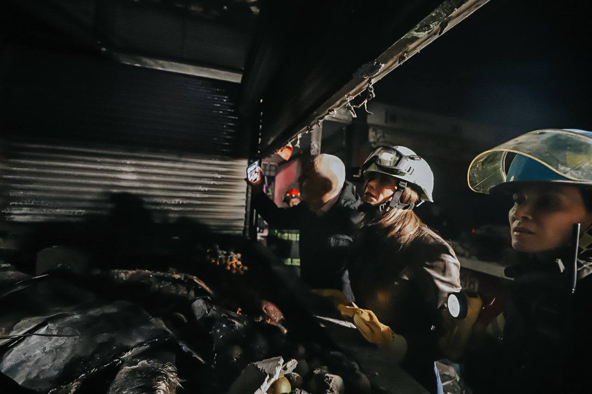 VeroDelgadilloG's tweet photo. Todo mi reconocimiento a las y los miembros de @PCYBOMGDL y de la @PoliciaGDL por su pronta reacción, valentía y heroísmo para contener el incendio registrado anoche en el Mercado Plutarco Elías Calles.

A las y los locatarios les reitero que cuentan conmigo y el @GuadalajaraGob en cada paso que viene.