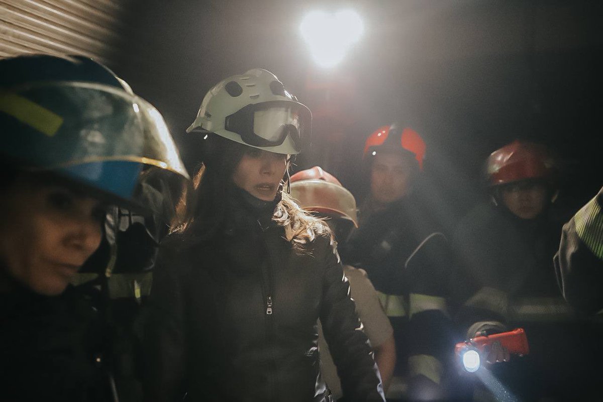 VeroDelgadilloG's tweet photo. Todo mi reconocimiento a las y los miembros de @PCYBOMGDL y de la @PoliciaGDL por su pronta reacción, valentía y heroísmo para contener el incendio registrado anoche en el Mercado Plutarco Elías Calles.

A las y los locatarios les reitero que cuentan conmigo y el @GuadalajaraGob en cada paso que viene.