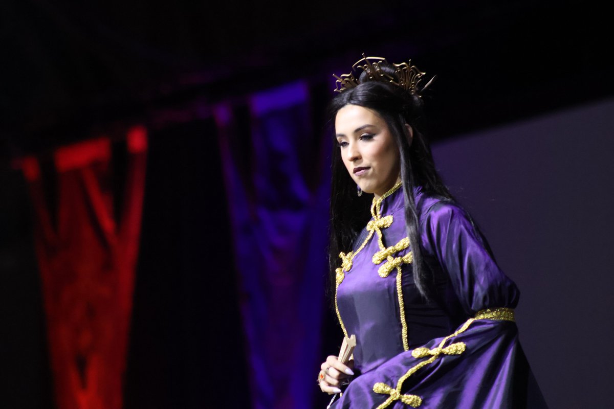 lenlaegrim's tweet photo. Bring it to the runway 💅🏾
Jasnah Kholin at the #DragonsteelNexus Cosplay Showcase
Still can't believe this happened, absolute dream come true 😭💕
📷 @JeepCruzer
#DSNX #dsnx24 #CosmereCosplay @DragonsteelBook @BrandSanderson https://t.co/PrZq6CYa6M