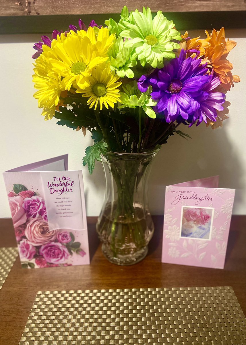 My birthday daisies from my parents and both theirs and my grandma's cards...🌼💌🥰