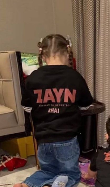 _kilamniaz's tweet photo. imagine khai backstage seeing her baba performing and knowing she was the one who made him feel confident enough to do it because he wants to show her, she can overcome her fears 😫😫🥺❤️‍🩹 i'm sorry i can't take it https://t.co/m7jdYTn4Fe