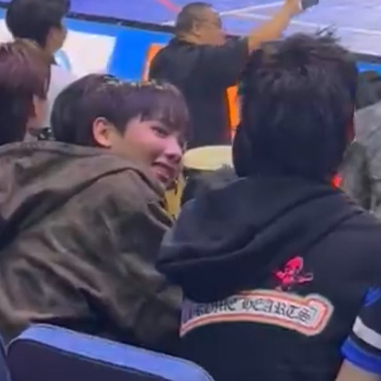 jumpapol's tweet photo. “off jumpol is so down bad” TRY AND GUESS WHO FELL FIRST 😁 https://t.co/Iy4K9uyNU6