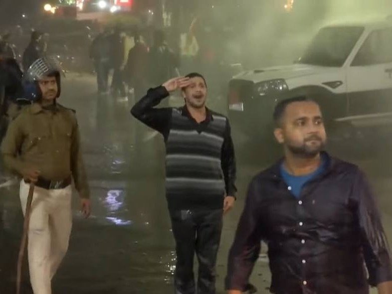 rahul_1c's tweet image. कड़ाके की ठंड में शांतिपूर्ण प्रदर्शन कर रहे छात्रों पर वॉटर कैनन और लाठियां चलाना सरकार की असंवेदनशीलता को दर्शाता है।
BPSC परीक्षा में हुई धांधली के खिलाफ प्रदर्शन कर रहे छात्रों की जायज़ मांगों को सुनने के बजाय उन पर हिंसा करना सरकार की तानाशाही और घमंड को उजागर करता है।
#BPSC