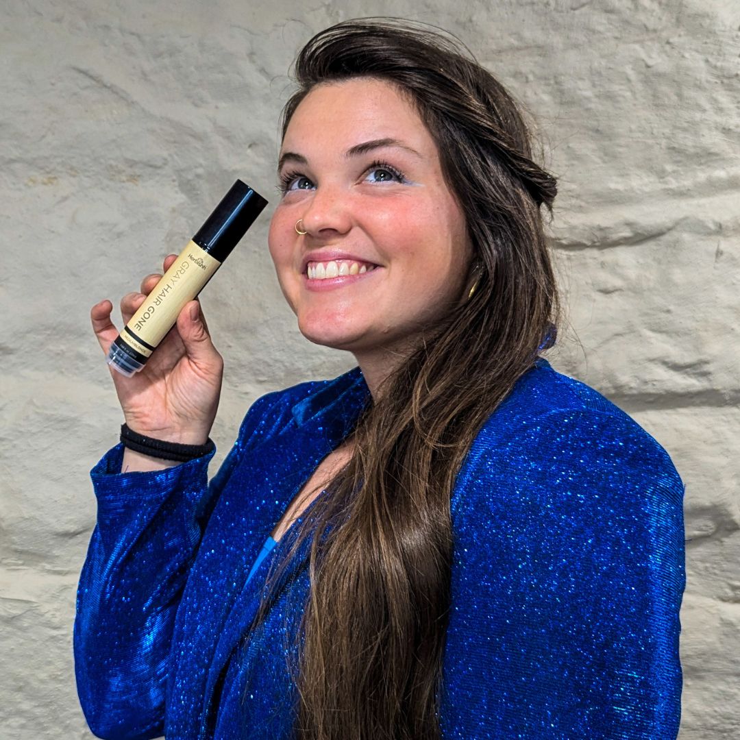 HERBISHHH's tweet image. Sick of gray roots? 😩 
Meet Herbishh Hair Root Touch-Up Pen! 💁‍♀️Instantly covers grays, fills thinning areas, and gives you a naturally fuller look in seconds. 
Shop now at herbishh.com/products/hair-…

#roottouchup #graycoverage #thinninghairsolution #covergraysinstantly