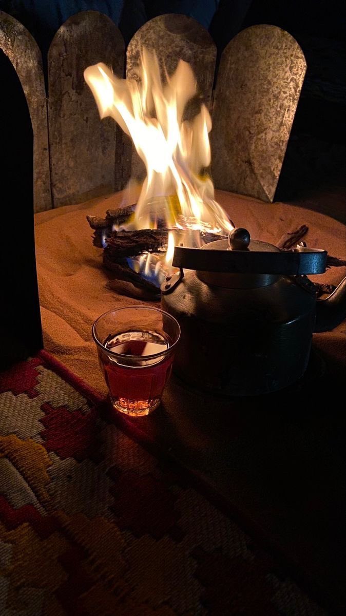 الشتاء ماله سوا شبة النار
لازاد برد الليل زدنا حطبها