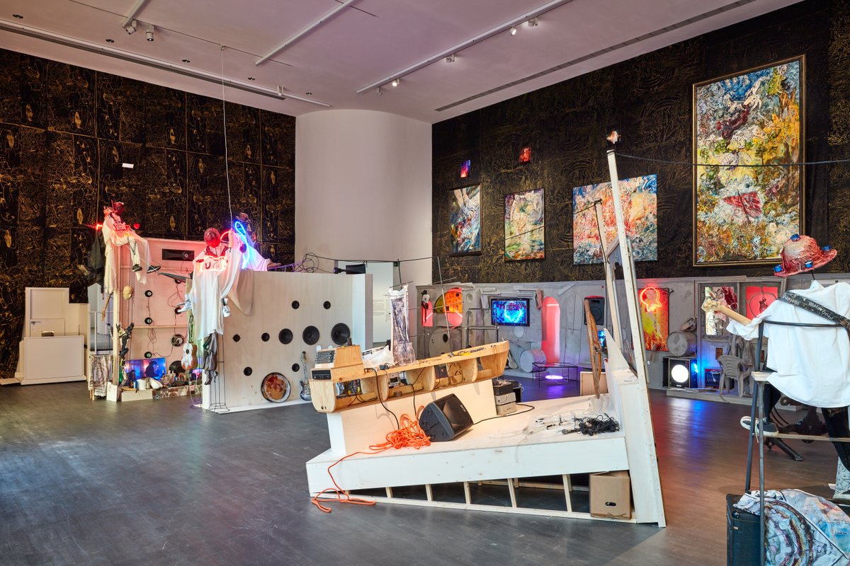 Joris Van de Moortel
HELL ON EARTH, in search of PUR, NUR and FUR
@smakgent 

L'artiste crée une installation qui transforme le  S.M.A.K.: de nouvelles œuvres sont réunies dans un décor quasi ésotérique, chaque recoin racontant une histoire tantôt pleine d’espoir ou apocalyptique