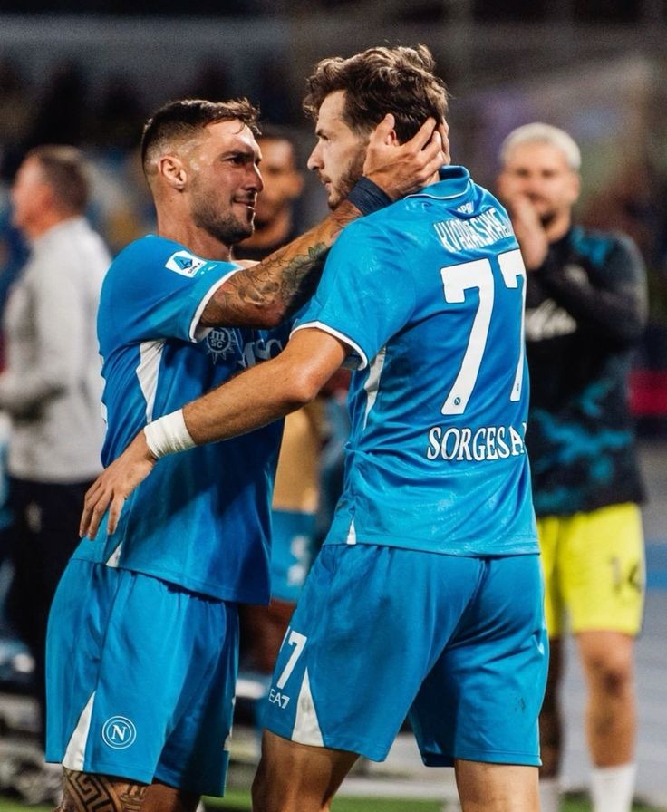 Politano et Kvara seront absents demain pour le déplacement du #Napoli sur le terrain de la Fiorentina.

Qui accompagnera Lukaku et Neres en attaque ?