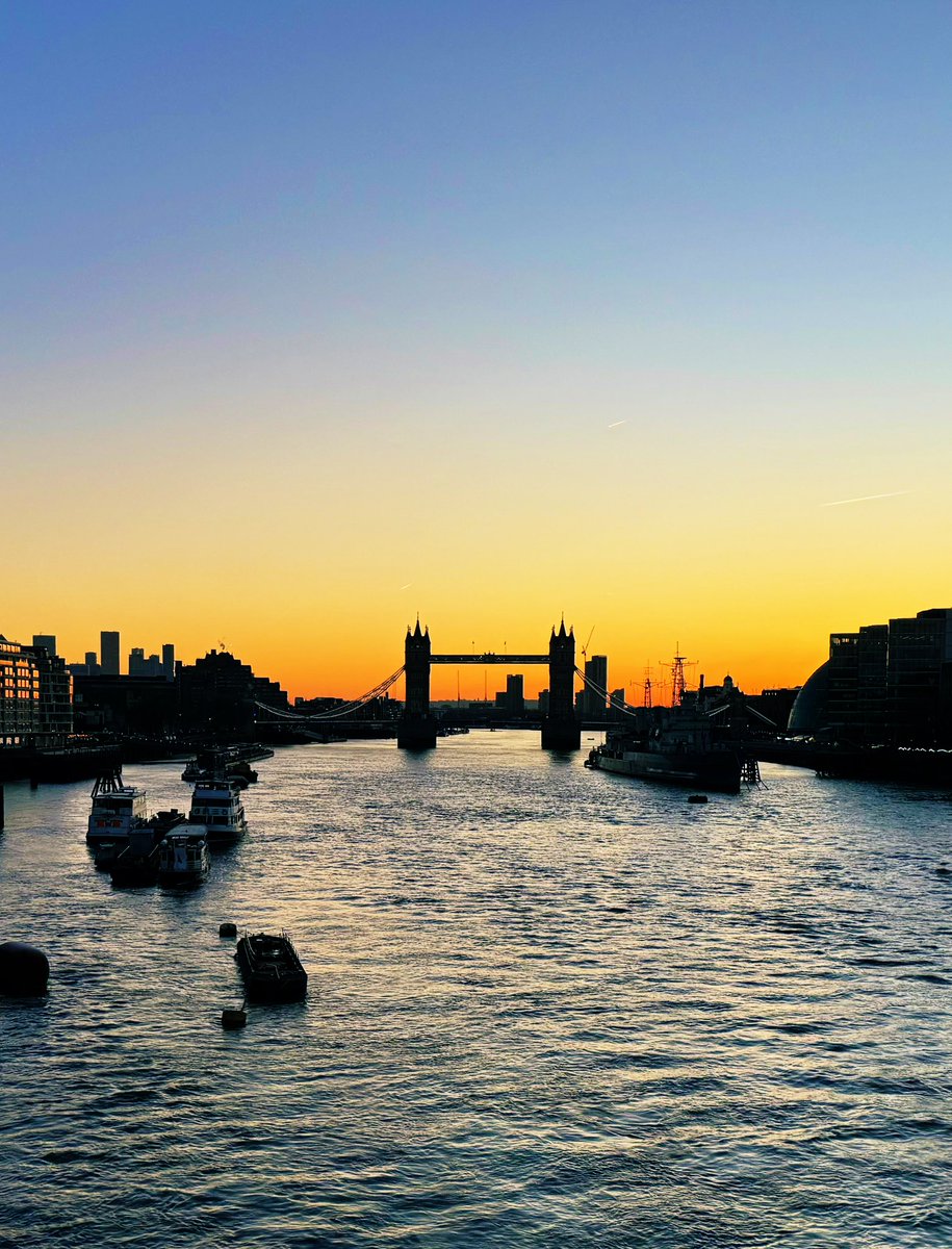 Prof Mariya Moosajee (@mariyamoosajee) on Twitter photo A little late in the day but this was the beautiful sunrise this chilly morning at 7 am from #London Bridge on my way to <a href="/Moorfields/">Moorfields Eye Hospital NHS Foundation Trust</a> for the first #Genetics clinic of 2025 #FridayFeeling #GoodYearAhead A little late in the day but this was the beautiful sunrise this chilly morning at 7 am from #London Bridge on my way to <a href="/Moorfields/">Moorfields Eye Hospital NHS Foundation Trust</a> for the first #Genetics clinic of 2025 #FridayFeeling #GoodYearAhead