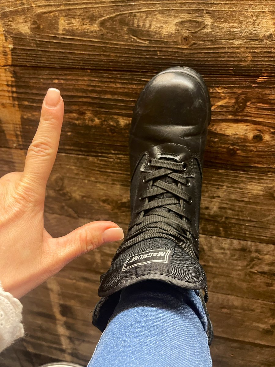 LiviMrs's tweet photo. Wie geil wäre es wenn Du zuerst meinen Schuh sauber leckst und dann bekommst Du meinen Magnum ganz tief reingesteckt und zum Abschluss noch ein paar in die 🥚 😈 https://t.co/UjtFWmbOyc