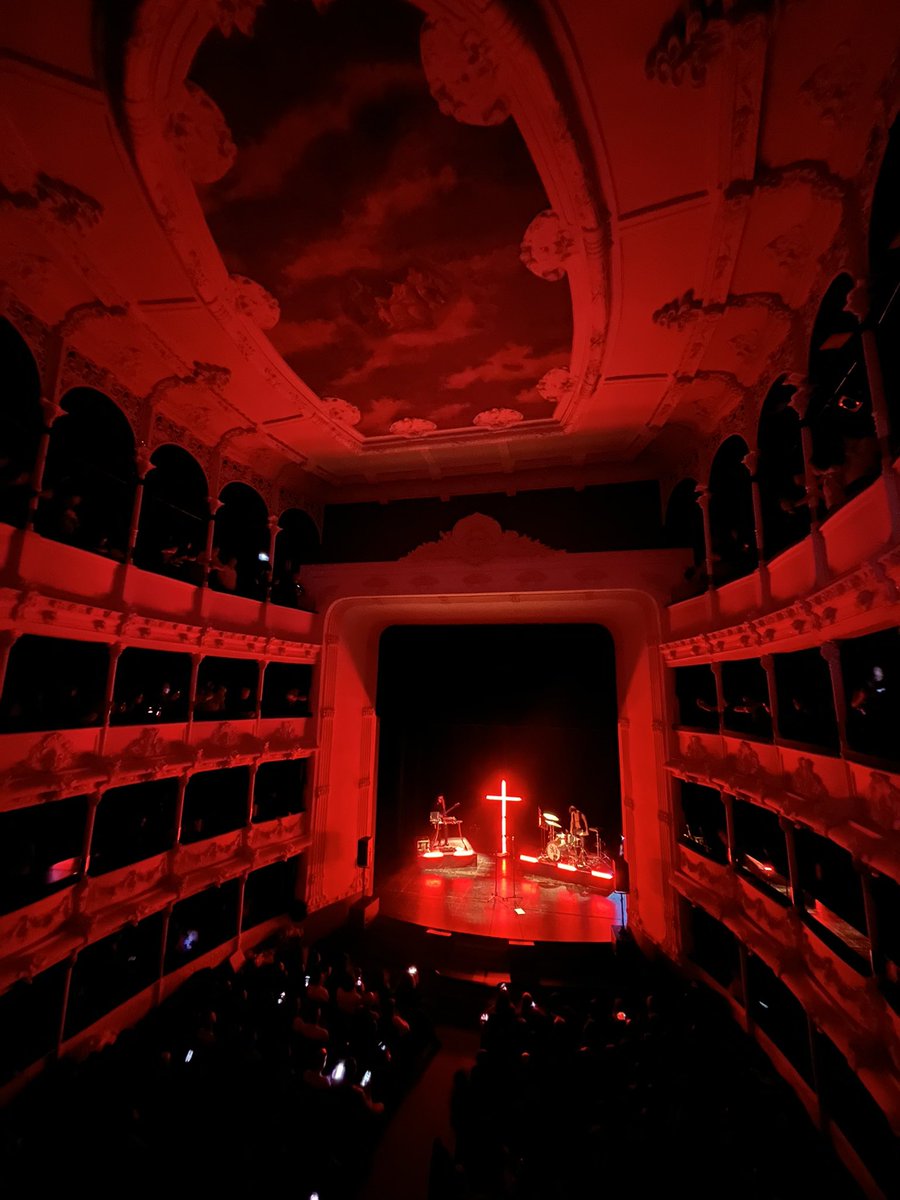 Comienzo el año en uno de mis lugares preferidos, el <a href="/PalenciaTeatro/">Teatro Principal de Palencia</a>  con la música de <a href="/siloe_music/">Siloé</a>