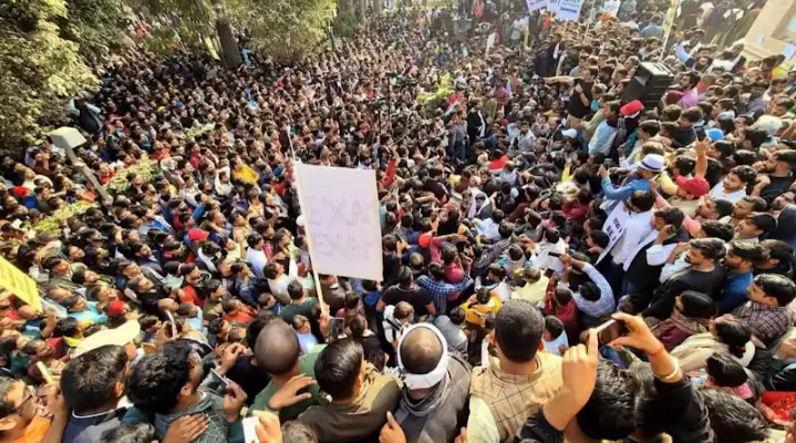 ImGLK's tweet photo. CM @NitishKumar को अगर जरा सा भी कुर्सी जाने का अभास होता है तो वह  गठबंधन पार्टी बदलने में देर नहीं लगाते।....यहां, BPSC's Aspirants बच्चे आज 16 दिन से धरने पर बैठे हैं तो इनसे मिलने तक का Time नहीं है।....इतना busy और गुरुर किस बात का....?????

#BPSCProtest https://t.co/M2fzGJlyH6