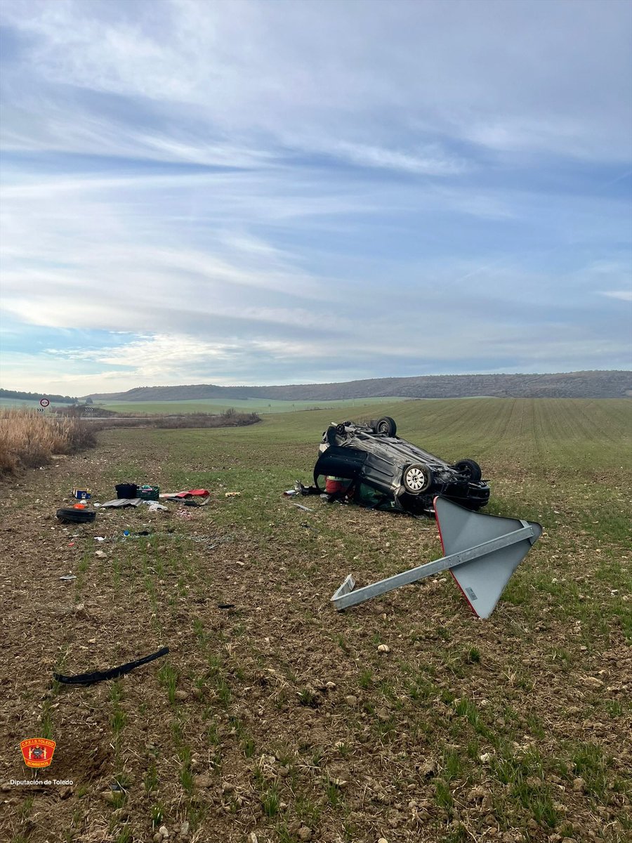 cpeistoledo's tweet photo. 📍Accidente de tráfico 💥🚗Yunclillos TO 2515 Km 2
Vuelco total con dos atrapados
A nuestra llegada, están en el exterior, atendidos por sanitarios
Se realiza control de riesgos
Interviene @CpeisToledo #GuardiaCivil062 #Sescam
#CpeisToledo
#Bomberos
#112clm https://t.co/WedWmyuiKq