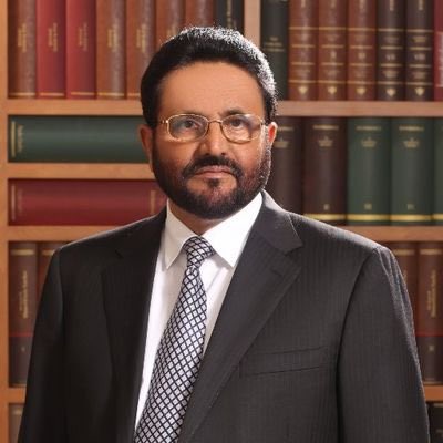 العرادة أكبر سارق وناهب للنفط على مستوى اليمن منذ عام 2015.
شفط نفط وغاز شبوة وحضرموت ويبيعه للحوثي بثمن بخس ثمن البضاعة المسروقة.
العرادة سلم مأرب للحوثي على طبق من ذهب ولم يتبقى منها سوى مديريتين ويطلع لنا  صحفيين (دواغير) يطبلون ويهللون على 3 قواطر نفط خام.