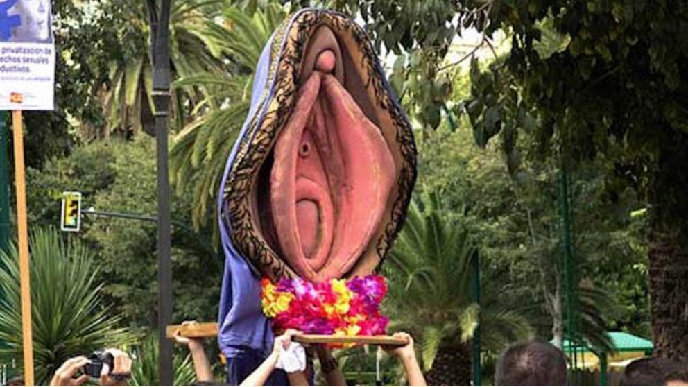 Hoy conviene recordar que sigue condenada Elisa Mandillo, mujer feminista, por una procesión de una vagina de plástico por "vilipendiar sentimientos religiosos". La "justicia" en España.