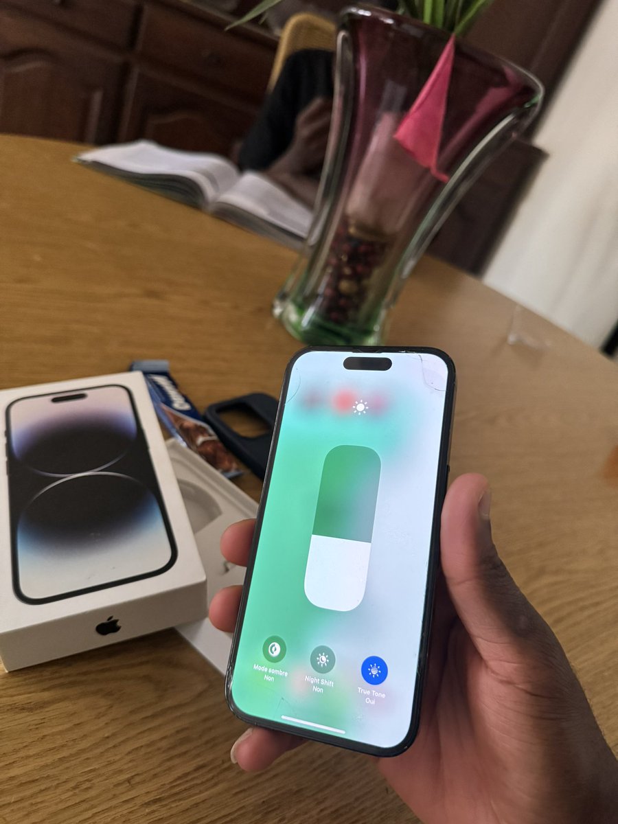 AngeFlix4's tweet photo. @BassaSucre iPhone 14 Pro 
128 Go 
• 🔋85%
• Prix 420.000 XAF 

Inclu : 
• 2 pochettes + protèges caméra .
• ⁠2Cordons de charge ( des deux types ) 
• ⁠une Privacy glace 
• ⁠un mois sur Apple Musique &amp; Netflix Premium. https://t.co/UazsLELcBR